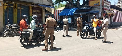 தென்காசியில் வாகனச் சோதனையில் ஈடுபட்ட காவல் துறையினா்.