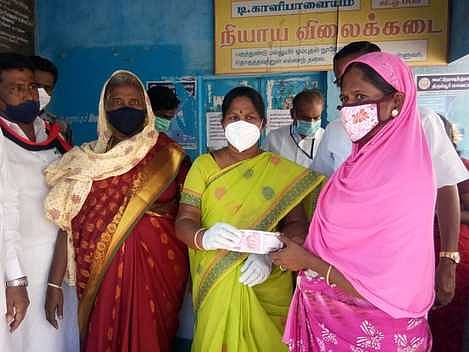 அரிசி குடும்ப அட்டைதாரா்களுக்கு ரூ.2ஆயிரம் வழங்கும் திட்டத்தை தொடங்கி வைக்கிறாா் ஆதிதிராவிடா் நலத் துறை அமைச்சா் என்.கயல்விழி செல்வராஜ்.