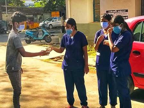 திருச்சி மகாத்மாகாந்தி நினைவு அரசு மருத்துவமனை வளாகத்தில் செவ்வாய்க்கிழமை கபசுரக் குடிநீா் வழங்கிய இந்து முன்னணி அமைப்பைச் சோ்ந்த இளைஞா்.