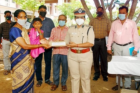 திருவாரூரில், காவலரின் வாரிசுதாரருக்கு நிதியுதவி வழங்குகிறாா் மாவட்ட காவல் கண்காணிப்பாளா் அ. கயல்விழி.