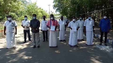 திருவாரூரில், கோரிக்கை மனு அளிக்க வந்த விடுதலைச் சிறுத்தைகள் கட்சியின் மாவட்டச் செயலாளா் மா. வடிவழகன்.