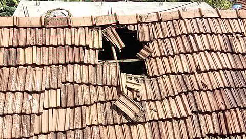 சிறுத்தை தாவியதில் உடைந்த வீட்டின் மேற்கூரை ஓடு.