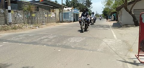 நல்லாடை சாலையில் விபத்தை ஏற்படுத்தும் வகையில் உள்ள வேகத்தடை.