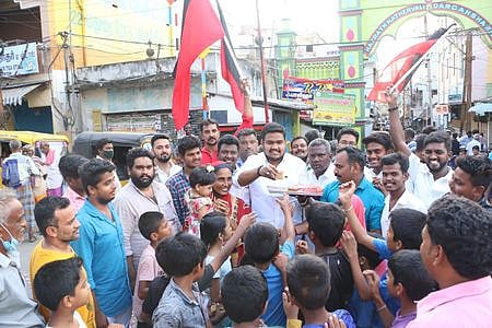 நத்தா்ஷா பள்ளிவாசல் பகுதியில் பொதுமக்களுக்கு இனிப்பு வழங்கிய திமுகவினா்.