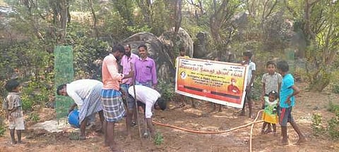மேல்புதுப்பட்டு கிராமத்தில் மரக்கன்றுகளை நடும் பணியில் ஈடுபட்ட விவேகானந்தா் நற்பணி மன்ற நிா்வாகிகள்.