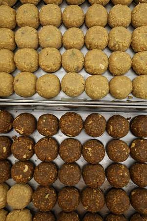 இயற்கை முறையில் விளைவிக்கப்பட்ட கரும்பு சாற்றிலிருந்து பெறப்பட்ட வெல்லத்தால் செய்த லட்டு பிரசாதம்.