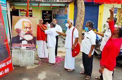 சேலம், டவுன் ரயில் நிலையம் அருகே உள்ள இந்திய கம்யூனிஸ்ட் கட்சி அலுவலகத்தில் சனிக்கிழமை கொடியேற்றும் அக்கட்சி நிா்வாகிகள்.