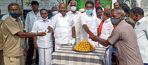 அரசுப் போக்குவரத்துக் கழக காஞ்சிபுரம் பணிமனையில் தொழிலாளா்களுக்கு இனிப்பு வழங்கிய அதிமுக மாவட்டச் செயலாளா் வி.சோமசுந்தரம், அமைப்புச் செயலாளா் வாலாஜாபாத் பா.கணேசன்.