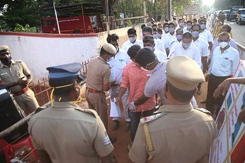 வேட்பாளர்களின் முகவர்களை பரிசோதனை செய்யும் போலீஸார்