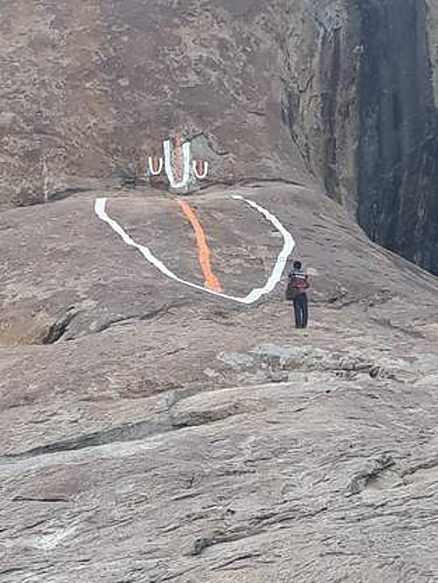 நாமக்கல் மலைக்கோட்டையில் வரையப்பட்டுள்ள பெருமாள் நாமம்.