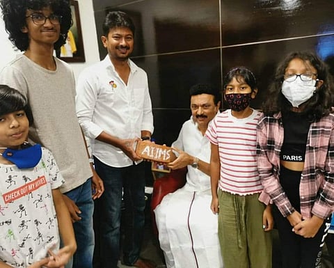 ஸ்டாலினுக்கு எய்ம்ஸ் செங்கலை வழங்கி வாழ்த்து தெரிவிக்கும் ஸ்டாலின்