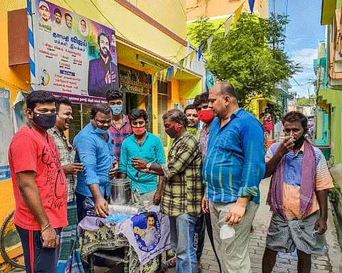 அருப்புக்கோட்டை கிளை விஜய் மக்கள் இயக்கம் சார்பில் முக்கியச்சாலை சந்திப்பில் பொதுமக்களுக்கு கபசுரக்குடிநீர் வழங்கப்பட்டபோது.