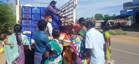 மானாமதுரை வாரச்சந்தையில் கடை விரிக்க போலீசார் அனுமதிக்காதால் ஊருக்கு வெளியே வாகனங்களில் வைத்து விற்கப்பட்ட காய்கறிகள் உள்ளிட்ட பொருள்களை வாங்கிச் சென்ற மக்கள்.