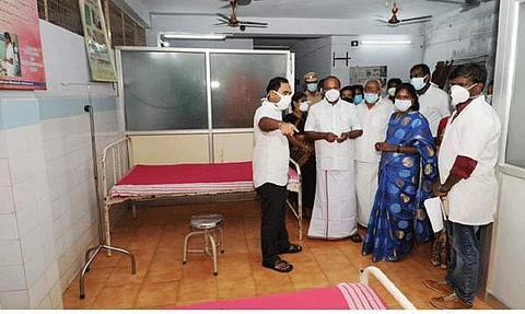 முத்தனேந்தல் அரசு ஆரம்ப சுகாதார நிலையத்தில் கரோனா நோயாளிகளுக்காக ஏற்படுத்தப்பட்டுள்ள தனி சிகிச்சை வார்டுகளை தமிழக ஊரக வளர்ச்சித் துறை அமைச்சர் கே.ஆர் பெரியகருப்பன் பார்வையிட்டு ஆய்வு செய்தார்.