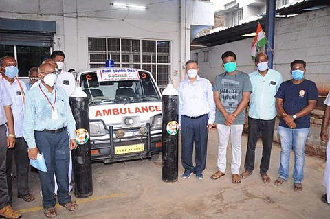 ராஜீவ்காந்தி நினைவு நாளையொட்டி சிவகாசி அரசு மருத்துவமனைக்கு ஆக்சிஜன் உருளைகள், ஆம்புலன்ஸ் வேன் வழங்கிய சிவகாசி சட்டப்பேரவை உறுப்பினர் அசோகன்.