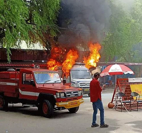 கோவை அரசு மருத்துவமனை வளாகத்தில் ஆக்சிஜன் சிலிண்டர் திடீரென்று வெடித்து ஏற்பட்ட தீ விபத்தில் ஏரியும் 108 ஆம்புலன்ஸ்