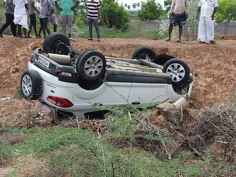 கவிழ்ந்து விபத்துக்குள்ளான கார்.