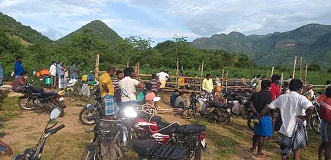 பெரியகுளம் அருகே மஞ்சளாறு அணையில் மீன் வாங்க குவிந்த கூட்டம்