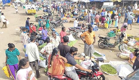 நாளை முதல் தளர்வுகளற்ற பொதுமுடக்கம்: திருப்பூர் சந்தையில் அலைமோதிய கூட்டம்