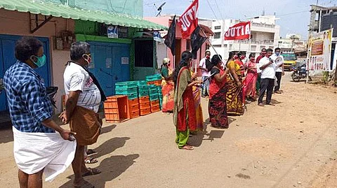 திருப்பூர் பட்டுக்கோட்டையார் நகரில் புதன்கிழமை கறுப்புக்கொடி ஆர்ப்பாட்டத்தில் ஈடுபட்ட ஏஐடியூசி தொழிற்சங்கத்தினர்.