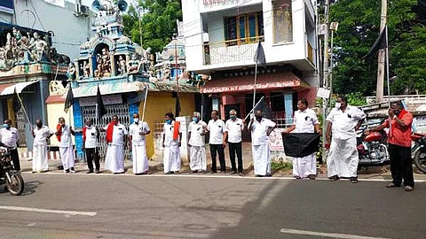 திருவாரூரில் மார்க்சிஸ்ட் கம்யூனிஸ்ட் கட்சி அலுவலகம் முன்பு நடைபெற்ற ஆர்ப்பாட்டத்தில் பங்கேற்றோர்