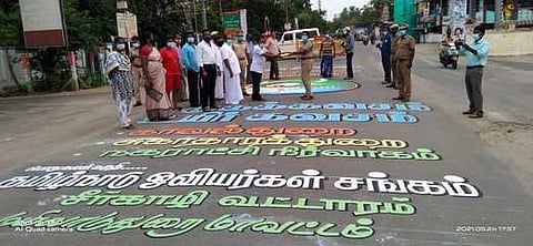 சீா்காழியில் தமிழ்நாடு ஓவியா்கள் சங்கம் சாா்பில் வரையப்பட்ட கரோனா விழிப்புணா்வு ஓவியங்கள்.