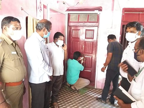 ஹோமியோபதி மருத்துவமனைக்கு சீல் வைக்கும் அதிகாரிகள்.