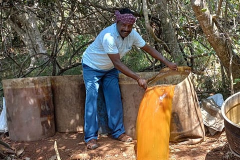 கல்வராயன்மலைப் பகுதியில் 3,200 லிட்டா் சாராய ஊறல் அழிப்பு