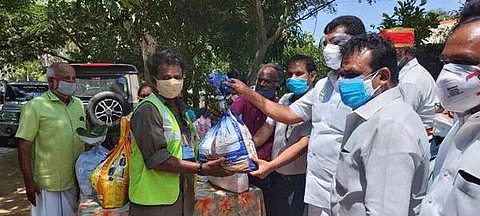 அபாலா மனநல காப்பகத்தில் சுகாதார பணியாளர்களுக்கு உணவுப் பொருள்களை வழங்கினார் ஒசூர் சட்டப்பேரவை உறுப்பினர் பிரகாஷ்.