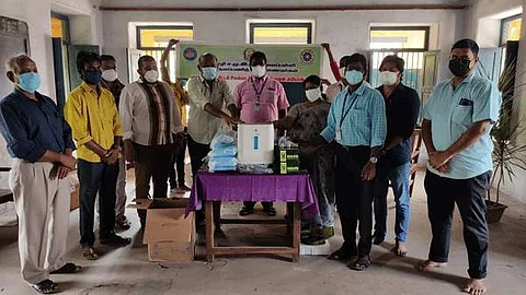 சீர்காழி அரசு மருத்துவமனைக்கு ஆக்சிஜன் செறிவூட்டும் கருவி உள்ளிட்ட ரூ.2 லட்சம் மதிப்பிலான மருத்துவ உபகரணங்களை வழங்கிய முன்னாள் மாணவர்கள்.