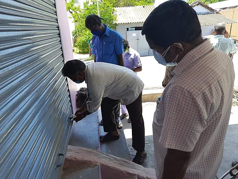 வீரகனூரில் சமூக இடைவெளியைக் கடைபிடிக்காத ஹோமியோபதி மருத்துவமனைக்கு சீல் வைப்பு, அபராதம் விதிப்பு