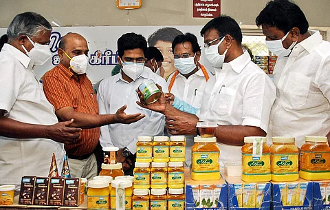ஆவின் பால் விலையை உயர்த்தி விற்பவர்கள் மீது கடும் நடவடிக்கை: அமைச்சர் நாசர்