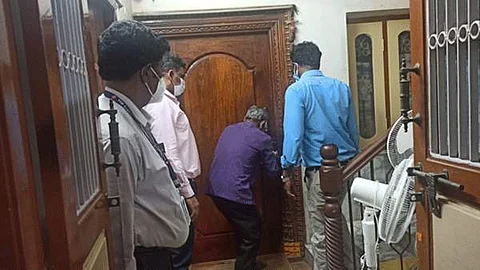 மருத்துவமனையை பூட்டி சீல் வைத்த அதிகாரிகள்.