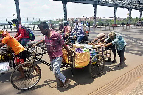 சைக்கிளில் சொந்த ஊருக்கு திரும்பும் புலம்பெயர் தொழிலாளர்கள்