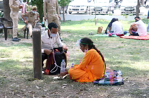 ஜம்மு-காஷ்மீர்: மருத்துவமனைக்கு வெளியே கரோனா நோயாளிகளுக்கு சிகிச்சை