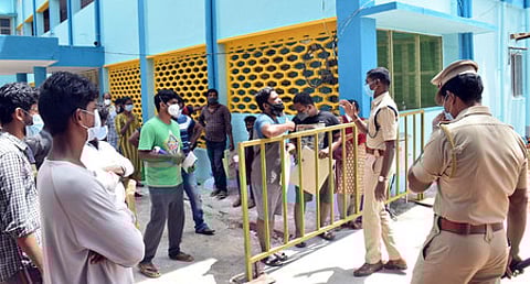 ரெம்ரெடசிவிா் வாங்க வந்தோரை கலைந்து செல்லுமாறு கூறும் போலீஸாா்.