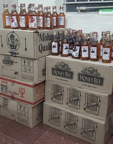 இளம்பிள்ளையில் 464 மது புட்டிகள் பறிமுதல்