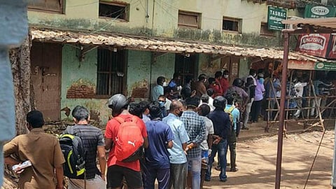 அரசின் மதுபானக் கொள்கை: மறுபரிசீலனை தேவை