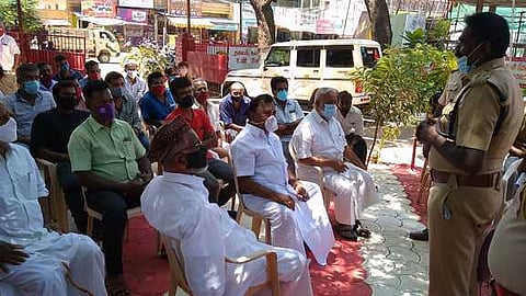 கம்பம் வடக்கு காவல் நிலைய வளாகத்தில் ஞாயிற்றுக்கிழமை நடைபெற்ற ஆலோசனைக் கூட்டத்தில் பேசிய காவல் துணைக் கண்காணிப்பாளா் நா.சின்னக்கண்ணு.