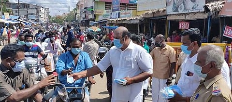 தஞ்சாவூா் கீழவாசலில் பொதுமக்களுக்கு முகக்கவசம் வழங்கிய சட்டப்பேரவை உறுப்பினா் டி.கே.ஜி. நீலமேகம்.