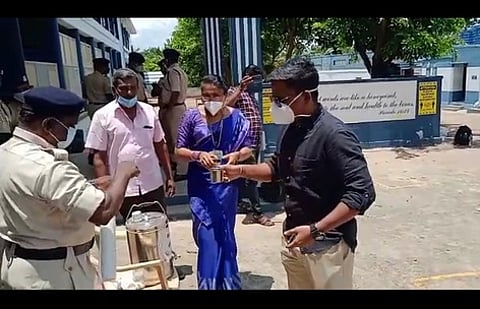 மத்திய துணை ராணுவ படையினருக்கு கபசுரக் குடிநீா் வழங்கிய நூா்ஜஹான்.