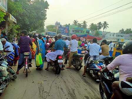 ஆா்.எஸ்.மங்கலம் கடைவீதிகளில் பொருள்கள் வாங்குவதற்காக ஞாயிற்றுக்கிழமை வாகனங்களில் சென்ற பொதுமக்கள்.