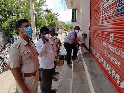 ராஜபாளையத்தில் கரோனா விதிமுறைகளை மீறி திறக்கப்பட்ட கடைகளை பூட்டி சீல் வைத்த நகராட்சி அதிகாரிகள்.