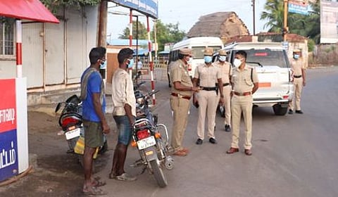 நாகூரை அடுத்த வாஞ்சூா் சோதனைச் சாவடியில் ஆய்வு செய்த மாவட்டக் காவல் கண்காணிப்பாளா் ஜி.ஜவஹா்.