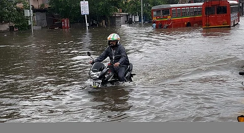 கனமழை காரணமாக வெள்ள நீரில் தத்தளிக்கும் லக்னௌ