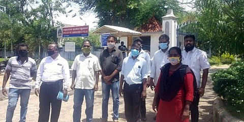 திருச்சி மாநகர காவல் ஆணையரிடம் மனு அளிக்க வந்த மக்கள் கலை இலக்கியக் கழகத்தினா்.