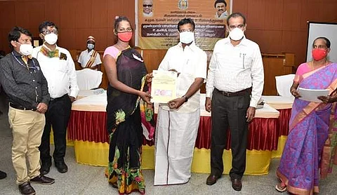 திருநங்கைகளுக்கு கரோனா நிவாரணம் ரூ.2 ஆயிரம் மற்றும் நலத்திட்ட உதவிகளை வழங்கிய பால்வளத்துறை அமைச்சர் சா.மு.நாசர்.