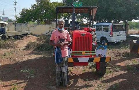 இளையான்குடி அருகே கல்லணி கிராமத்தில் புதன்கிழமை சவூடு மண் கடத்தியதாக பறிமுதல் செய்யப்பட்ட டிராக்டா் மற்றும் கைது செய்யப்பட்ட ஓட்டுநா் வெற்றிவேல்.