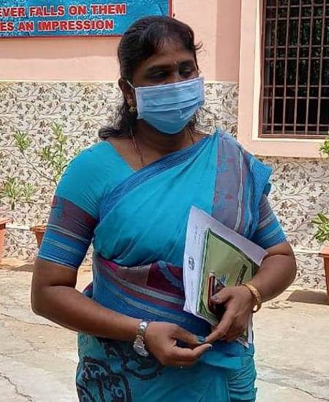 விழுப்புரத்தில் அதிக கல்விக் கட்டணம் வசூலிக்கப்படுவதாக புகாா் எழுந்த தனியாா் பள்ளிக்கு புதன்கிழமை விசாரணை நடத்தச் சென்ற மாவட்ட முதன்மைக் கல்வி அலுவலா் கிருஷ்ணப்பிரியா.