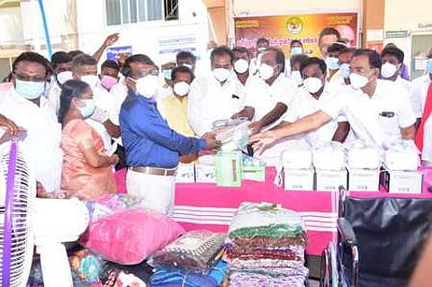 ஆசிரியா் சங்கம் சாா்பில் மருத்துவ உபகரணங்களை வழங்கிய அமைச்சா் சிவ.வீ. மெய்யநாதன் உள்ளிட்டோா்.